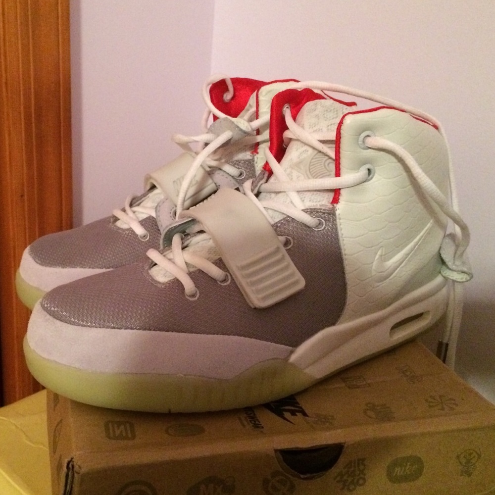 NIKE AIR YEEZY 2 NRG - GLOW IN THE DARK SOLES